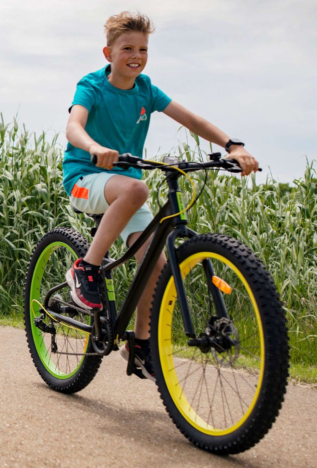 Volare Gradient Children's Bicycle - Pojkar - 24 tum - Black Green Yellow - 7 Speed ​​- Prime Collection