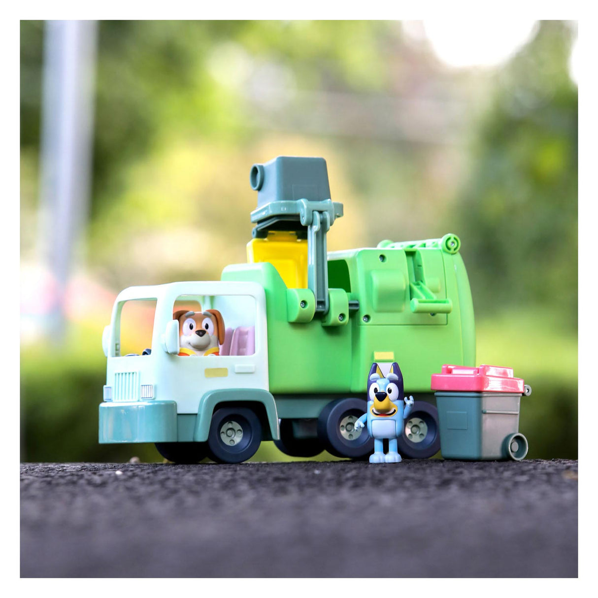 Moose Toys Bluey garbage truck