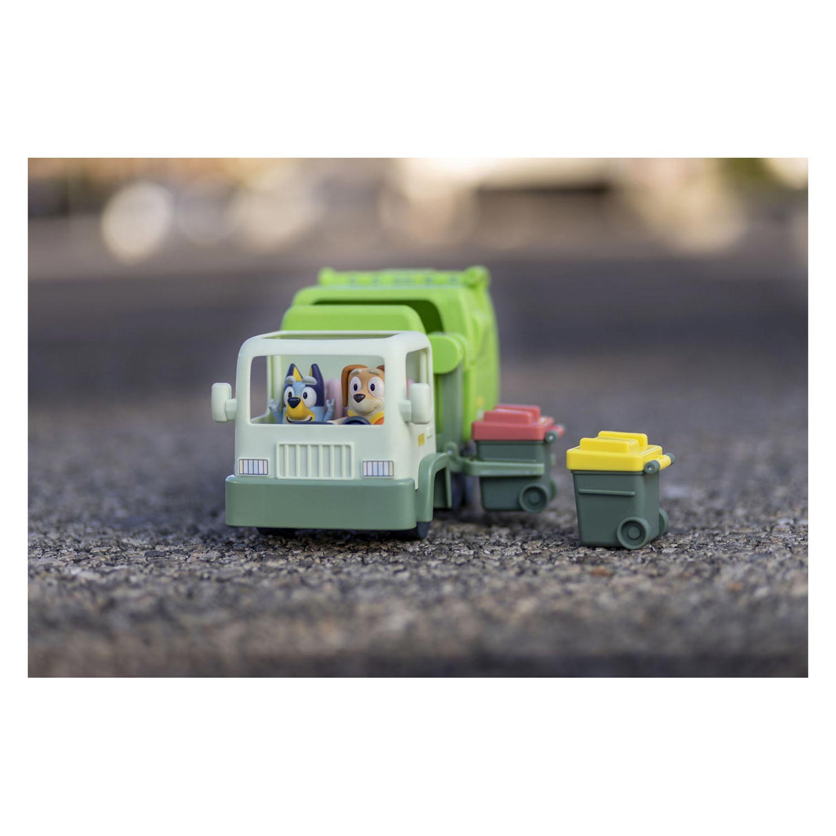 Moose Toys Bluey garbage truck
