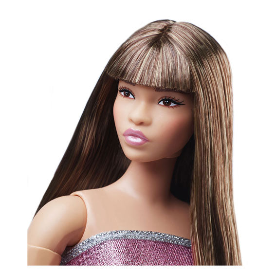 Mattel a l'air de mode poupée avec une robe rose