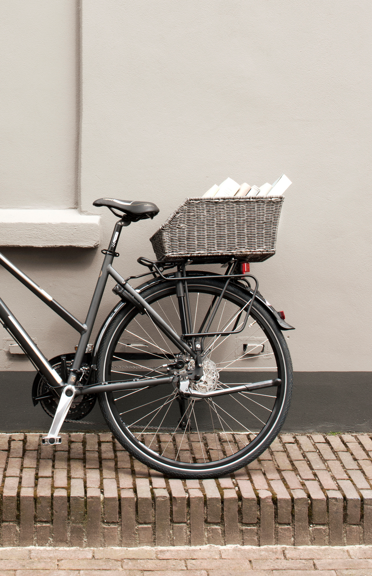 Basil Cento rattan bicycle basket on the back -brown
