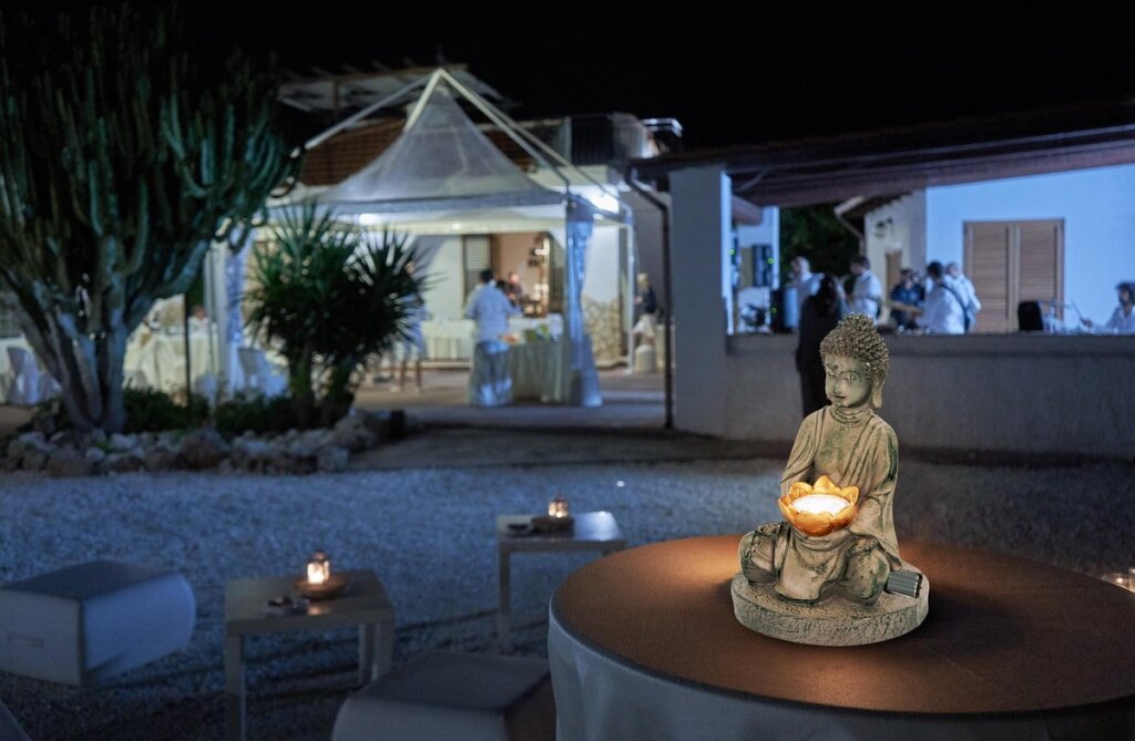 Grundig Grundig Buddha Image with SolarLamp LED on-out button fire duration 6-8 hours 17x16x27cm
