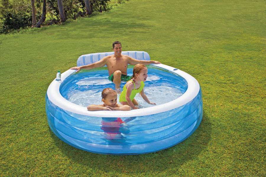 Inflatable swimming pool with bench