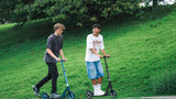 Seks grader 2-hjulsscooter med frontfjæring sammenleggbar fotbremsesvart